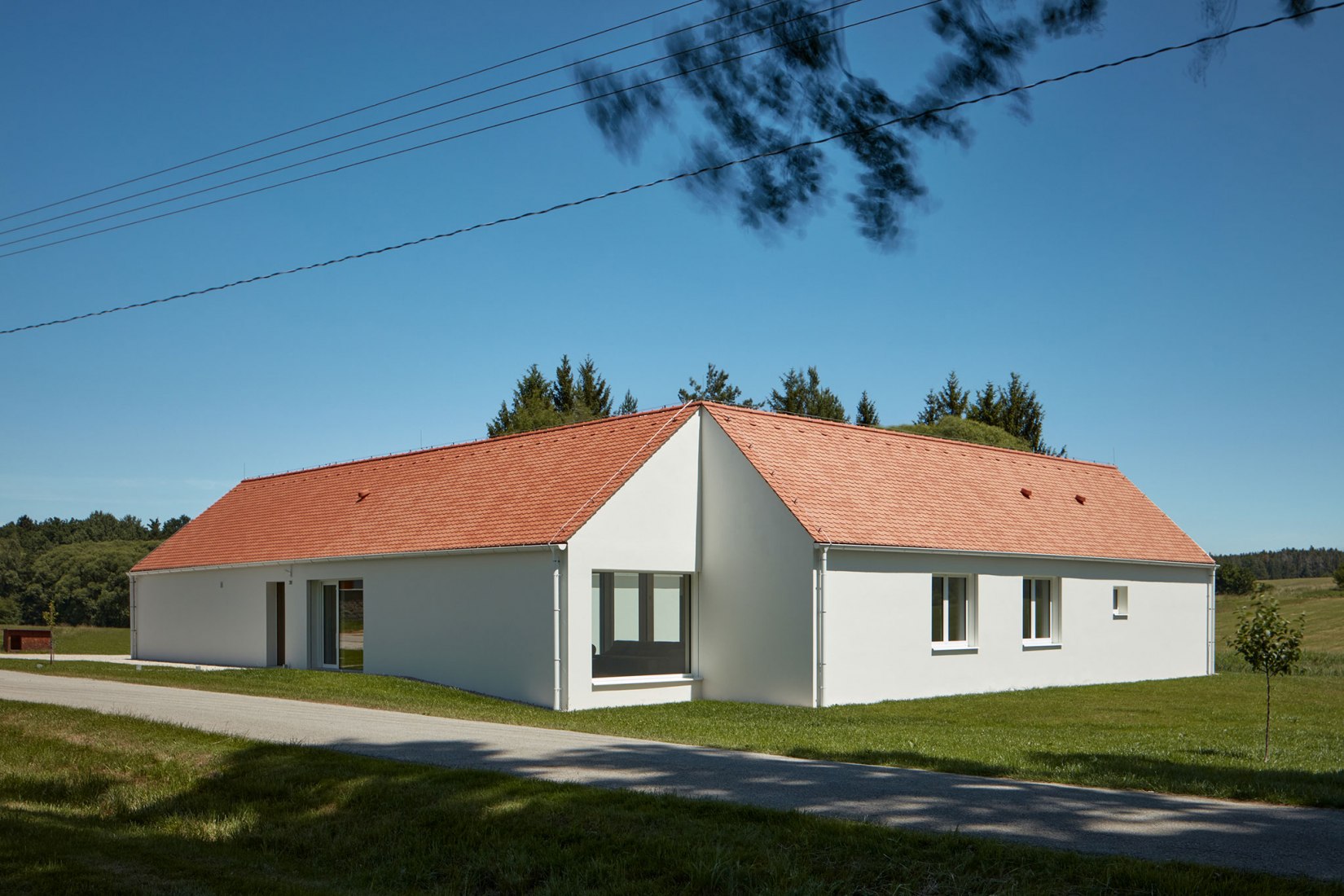 Casa familiar de Bohemia del sur por Atelier 111 Architekti. Fotografía por BoysPlayNice.