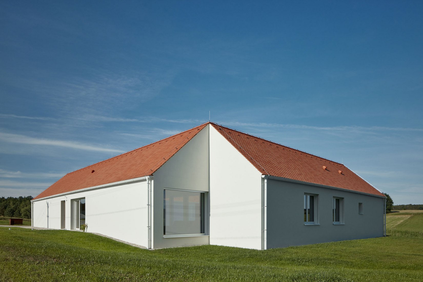 Casa familiar de Bohemia del sur por Atelier 111 Architekti. Fotografía por BoysPlayNice.