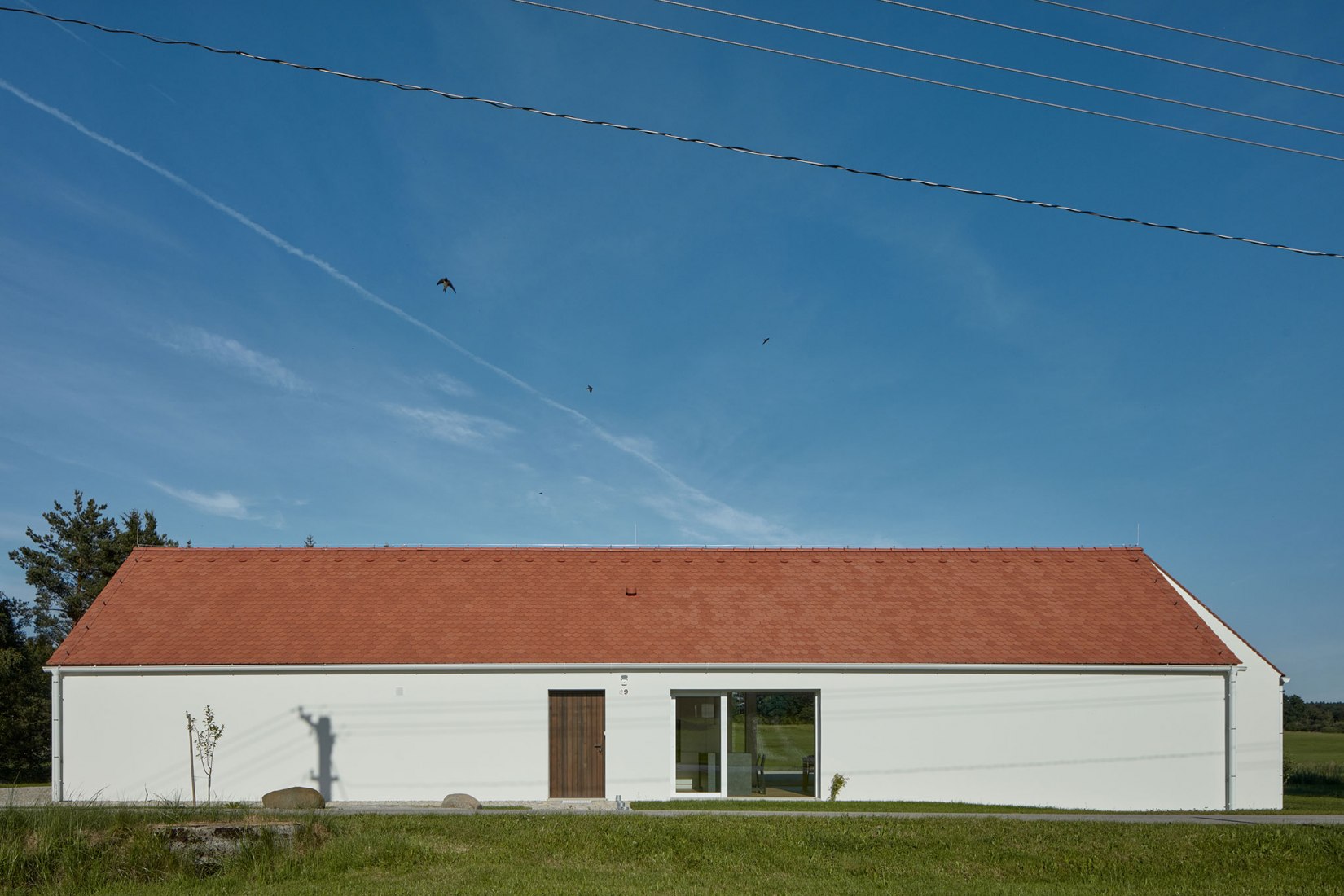 Casa familiar de Bohemia del sur por Atelier 111 Architekti. Fotografía por BoysPlayNice.