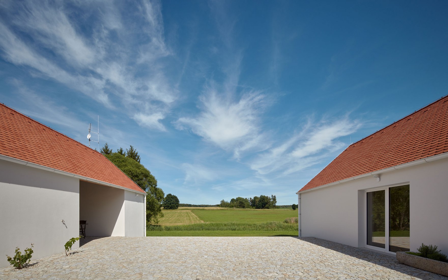 Casa familiar de Bohemia del sur por Atelier 111 Architekti. Fotografía por BoysPlayNice.
