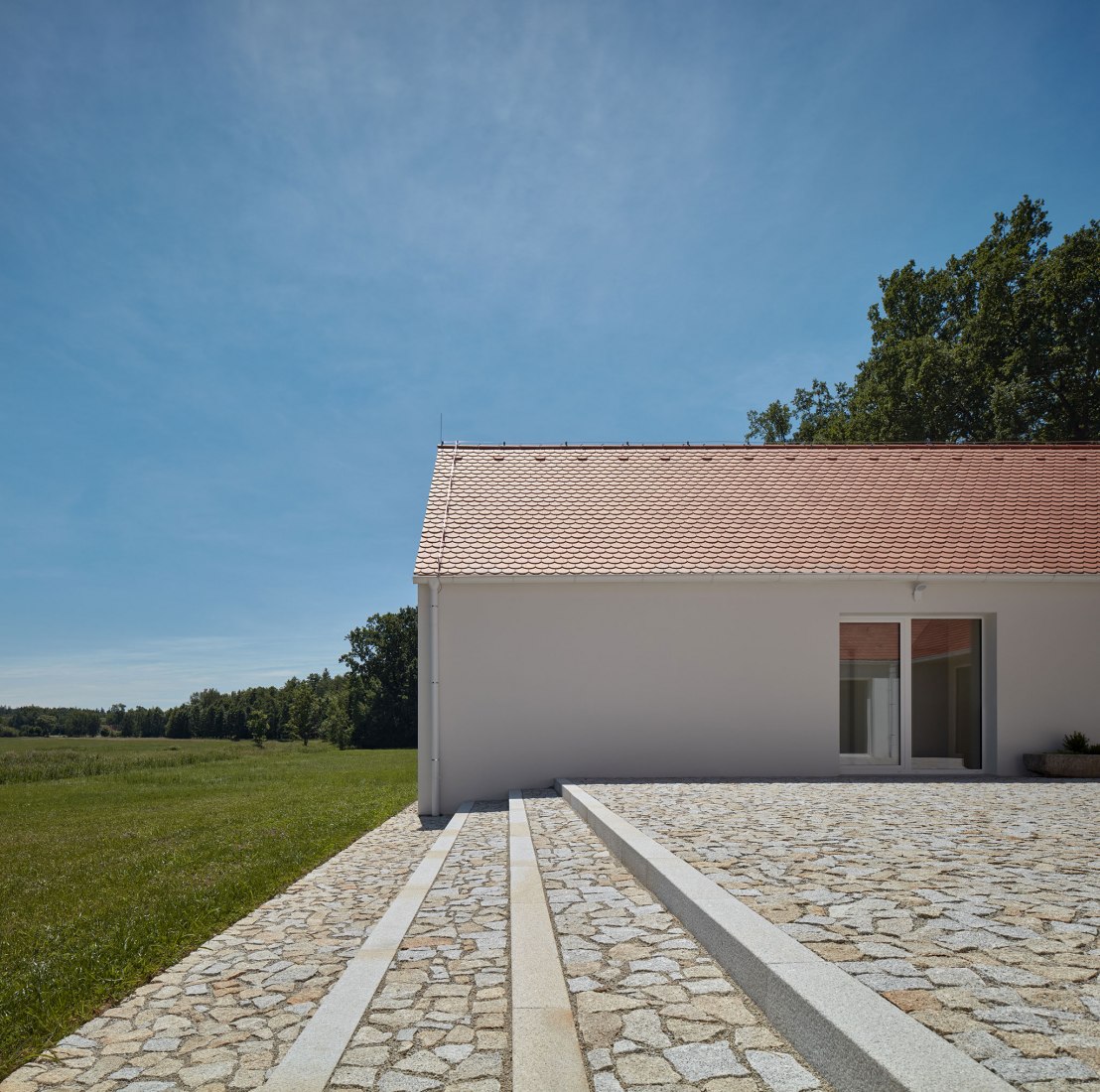 Casa familiar de Bohemia del sur por Atelier 111 Architekti. Fotografía por BoysPlayNice.