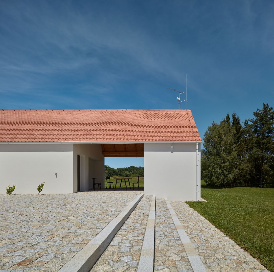 Casa familiar de Bohemia del sur por Atelier 111 Architekti. Fotografía por BoysPlayNice.