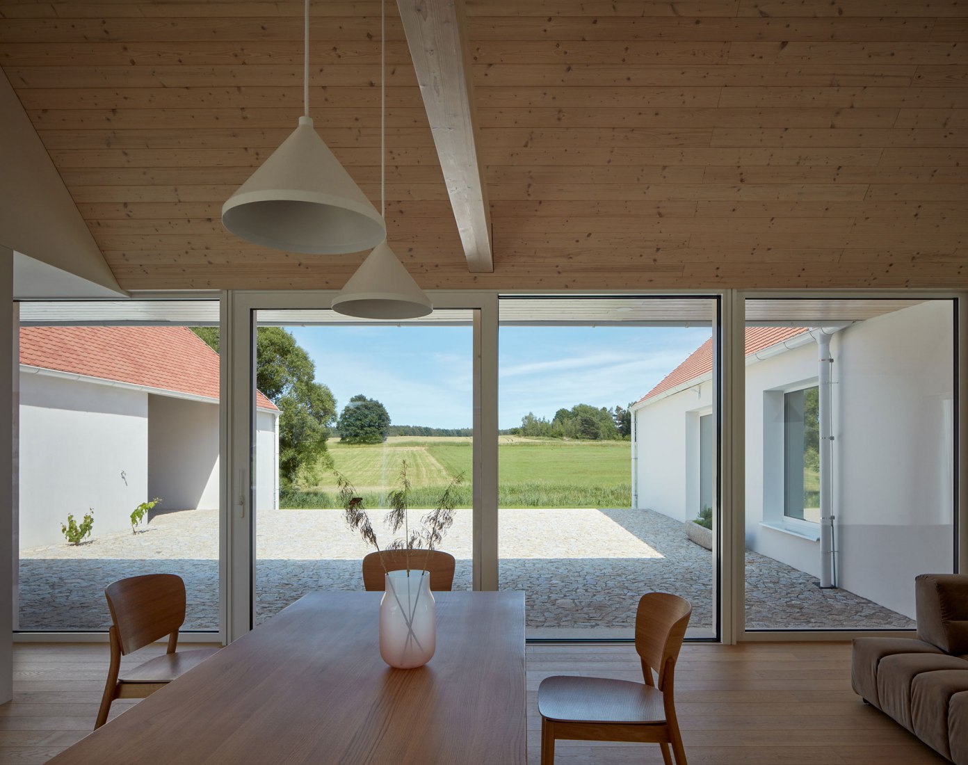 Casa familiar de Bohemia del sur por Atelier 111 Architekti. Fotografía por BoysPlayNice.