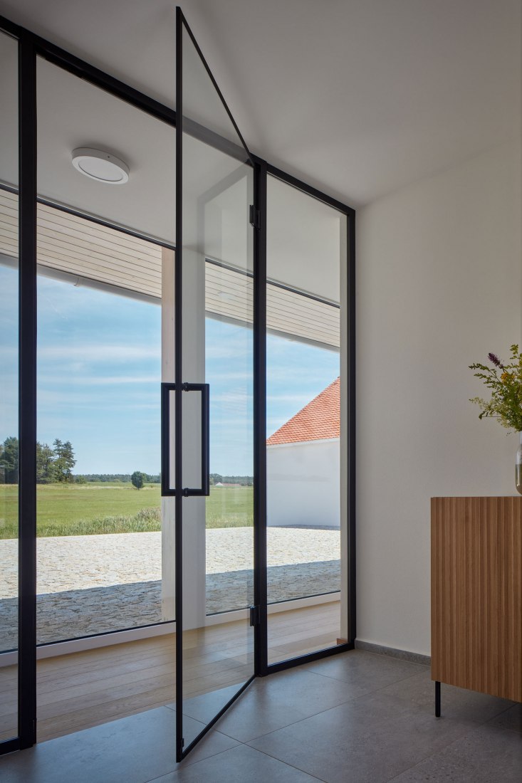 Casa familiar de Bohemia del sur por Atelier 111 Architekti. Fotografía por BoysPlayNice.