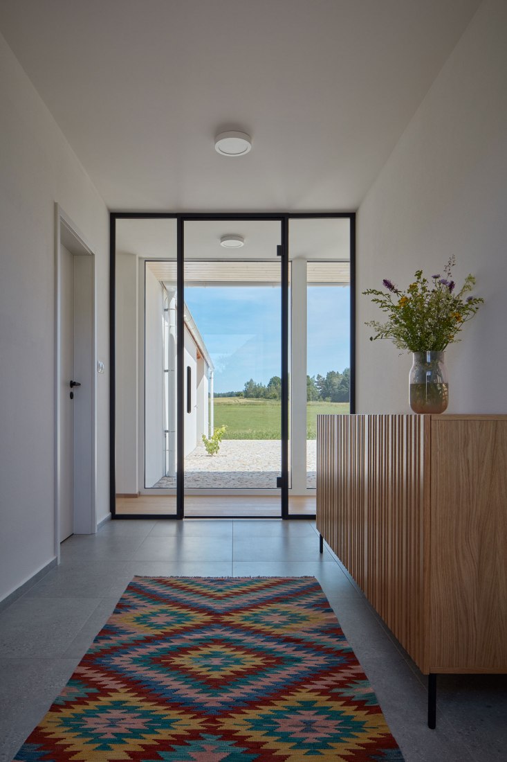 Casa familiar de Bohemia del sur por Atelier 111 Architekti. Fotografía por BoysPlayNice.