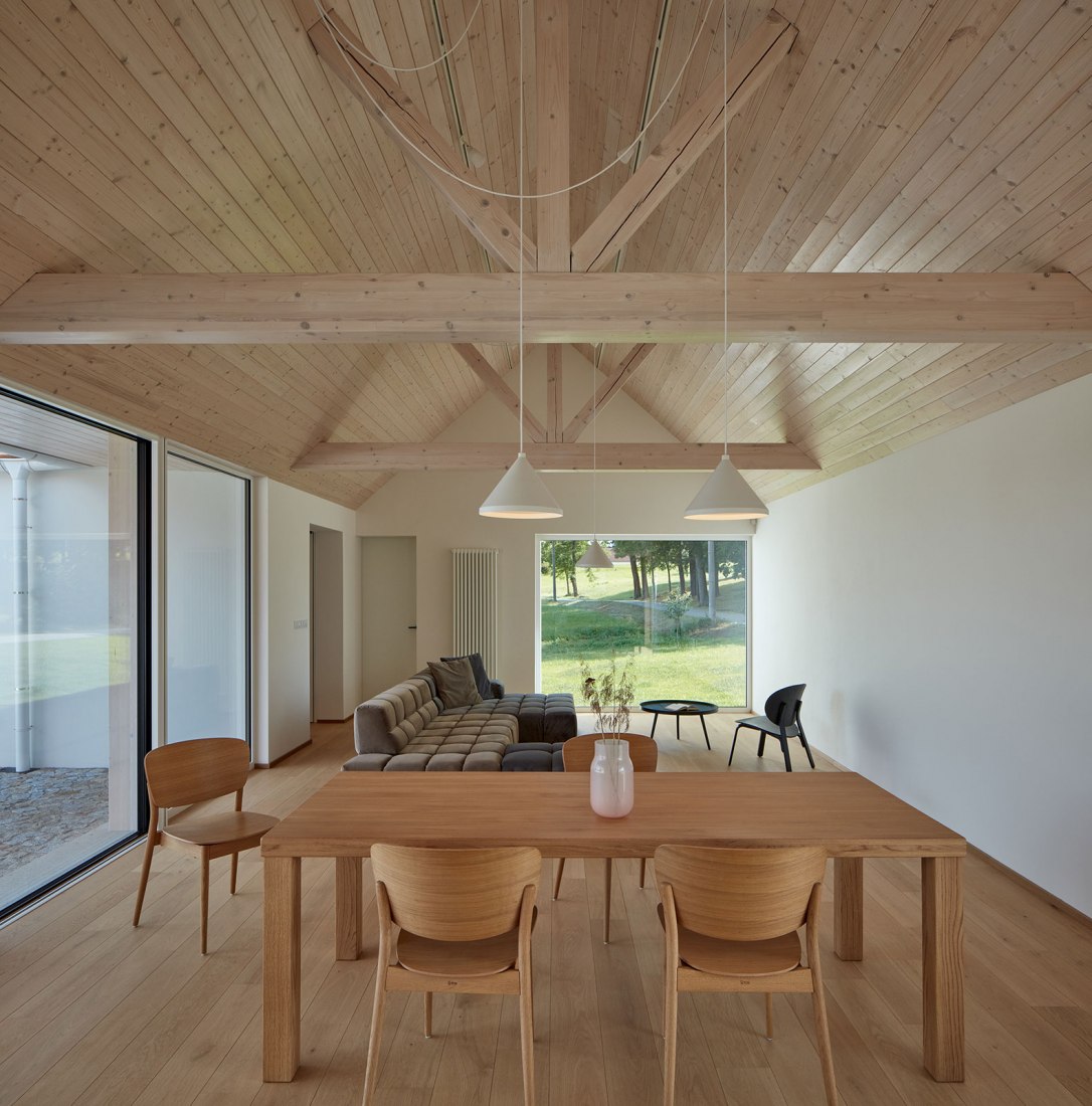 Casa familiar de Bohemia del sur por Atelier 111 Architekti. Fotografía por BoysPlayNice.