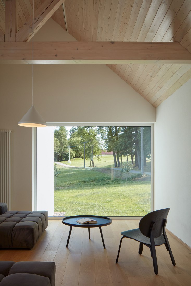 Casa familiar de Bohemia del sur por Atelier 111 Architekti. Fotografía por BoysPlayNice.