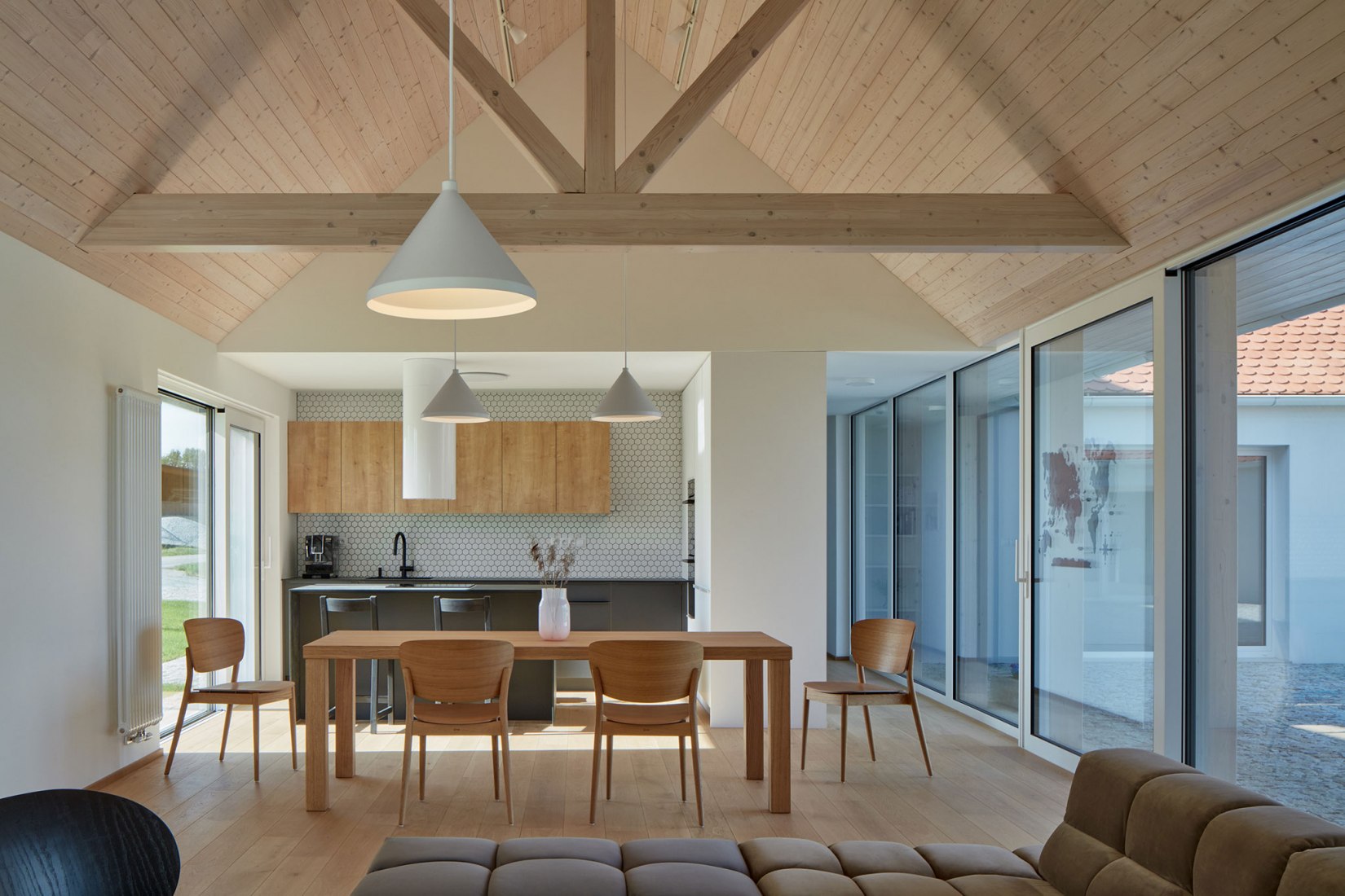 Casa familiar de Bohemia del sur por Atelier 111 Architekti. Fotografía por BoysPlayNice.