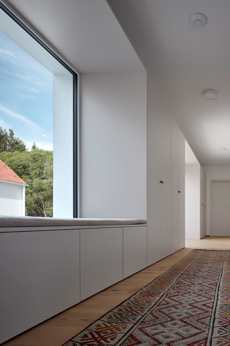 Casa familiar de Bohemia del sur por Atelier 111 Architekti. Fotografía por BoysPlayNice.