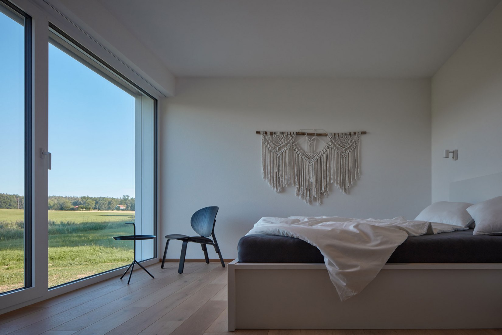 Casa familiar de Bohemia del sur por Atelier 111 Architekti. Fotografía por BoysPlayNice.