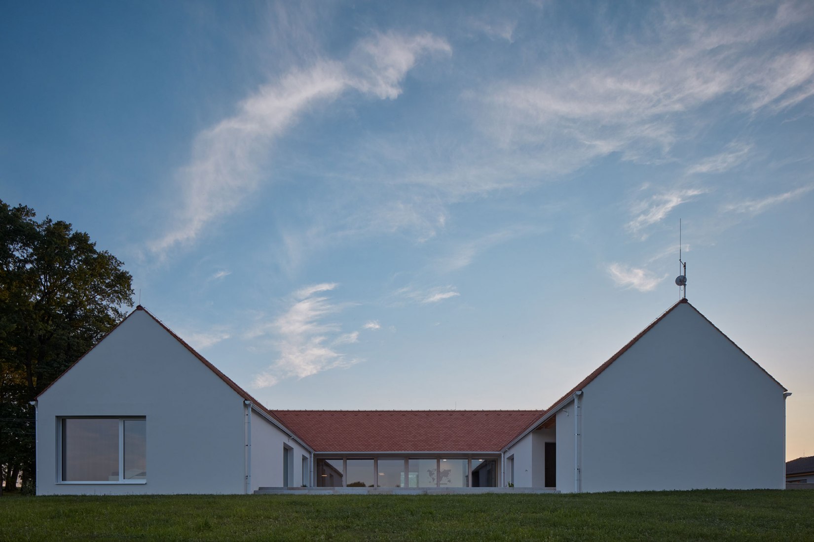 Casa familiar de Bohemia del sur por Atelier 111 Architekti. Fotografía por BoysPlayNice.