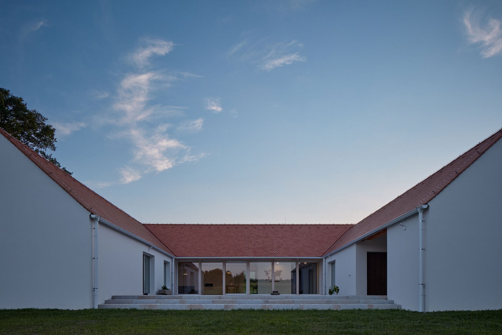 Casa familiar de Bohemia del sur por Atelier 111 Architekti. Fotografía por BoysPlayNice.