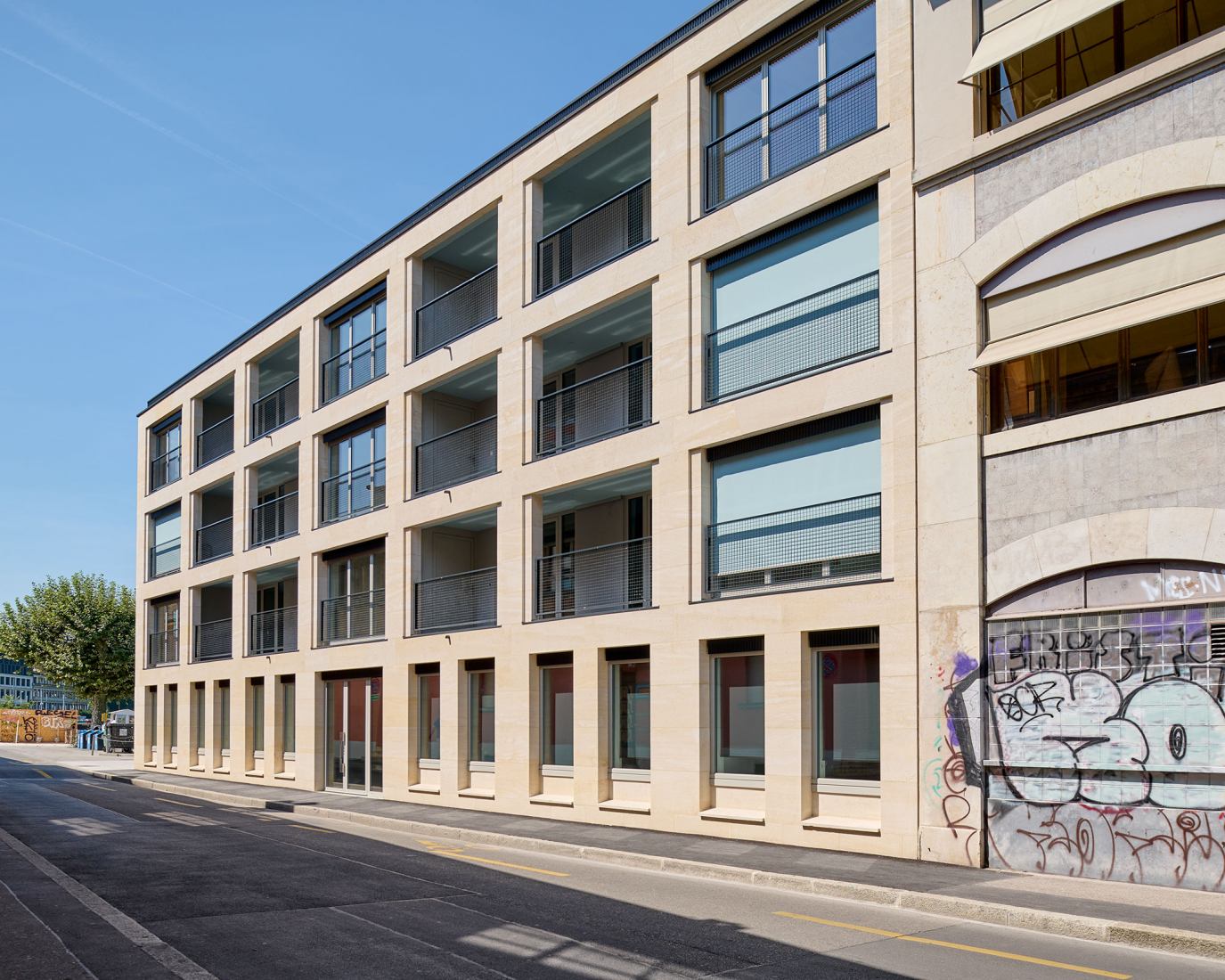 10 viviendas sociales a orillas del Ródano por Atelier Archiplein. Fotografía por Leo Fabrizio.