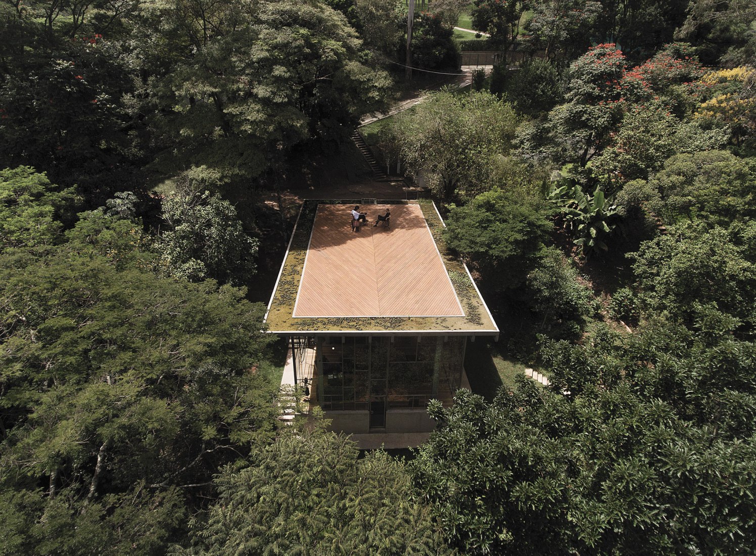 Library house in the vinhedo forest by Atelier Branco. Photograph by Gleeson Paulino.
