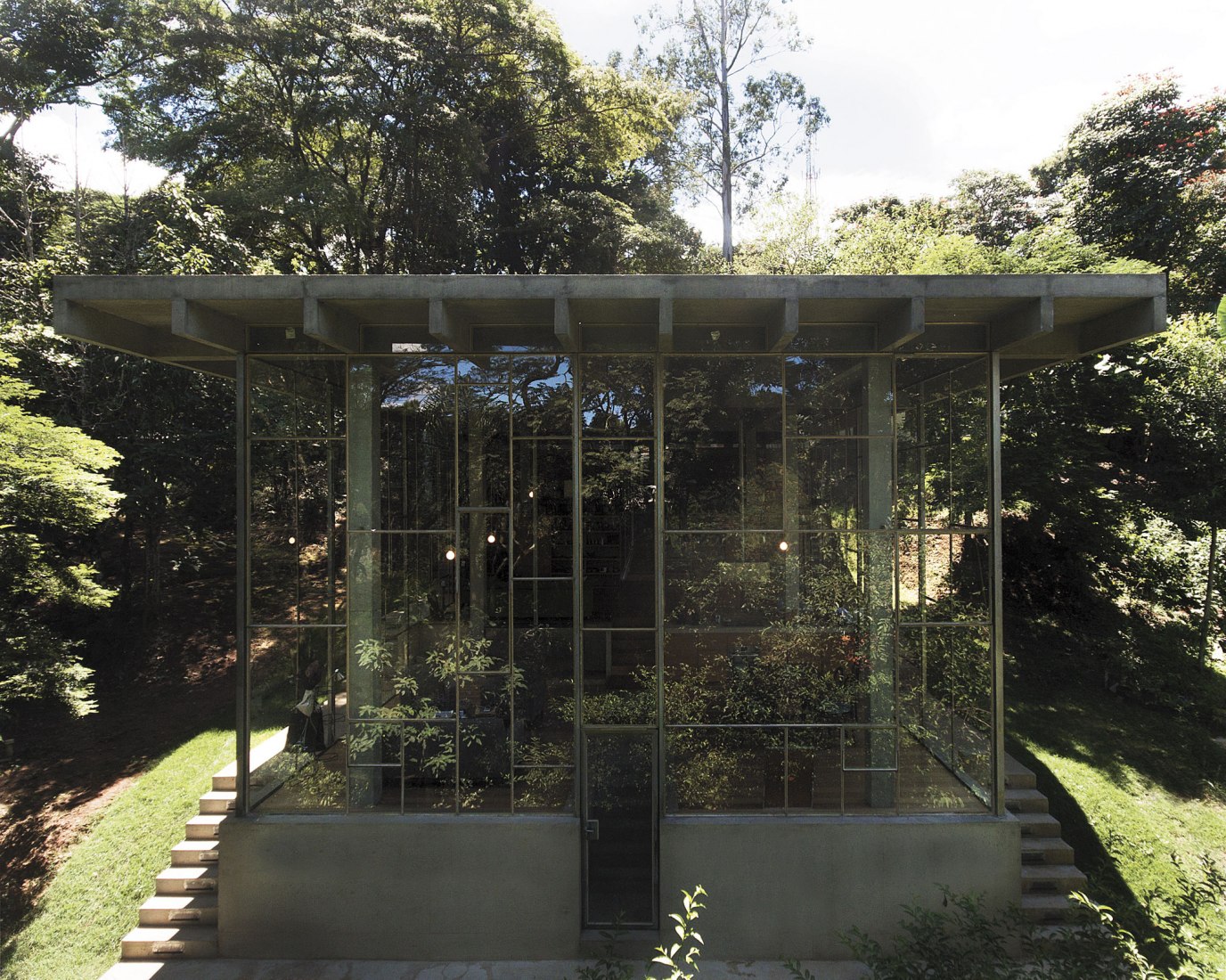Library house in the vinhedo forest by Atelier Branco. Photograph by Gleeson Paulino.