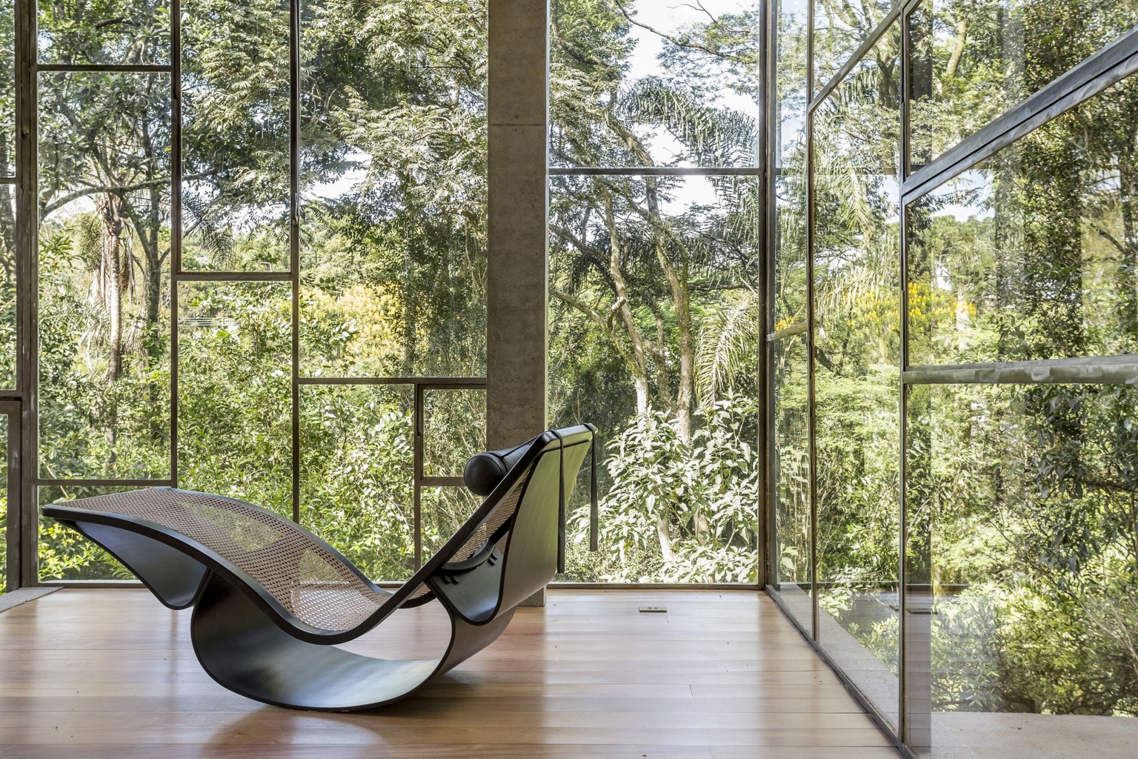 Library house in the vinhedo forest by  Atelier Branco. Photograph by Ricardo Bassetti.