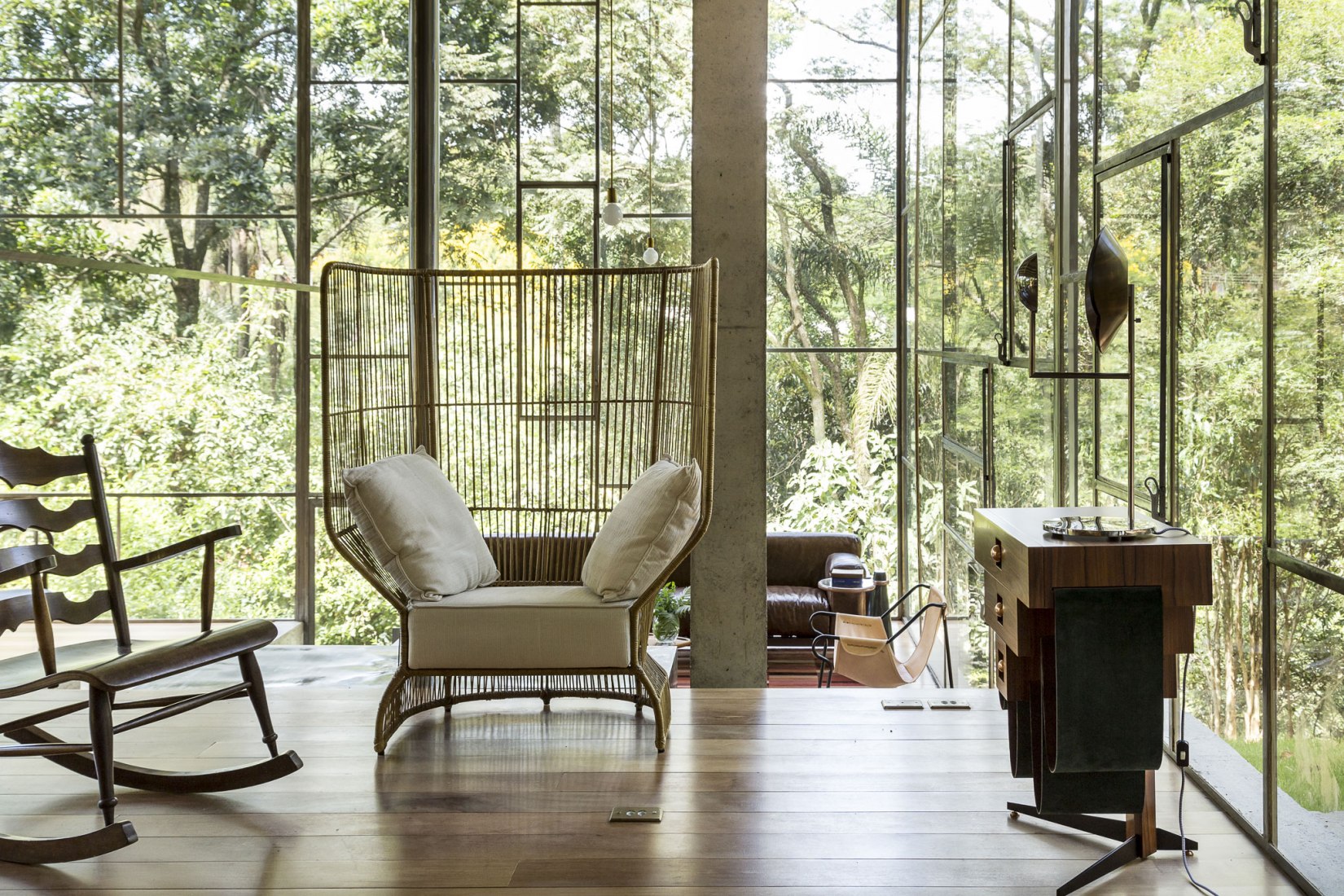 Library house in the vinhedo forest by  Atelier Branco. Photograph by Ricardo Bassetti.
