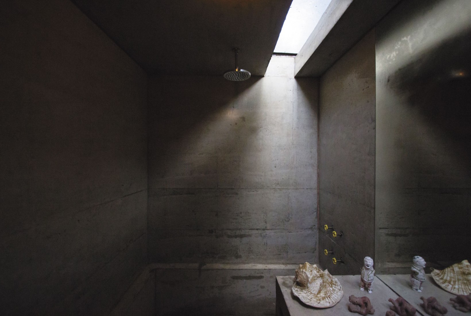Library house in the vinhedo forest by  Atelier Branco. Photograph by Jaqueline Lessa.