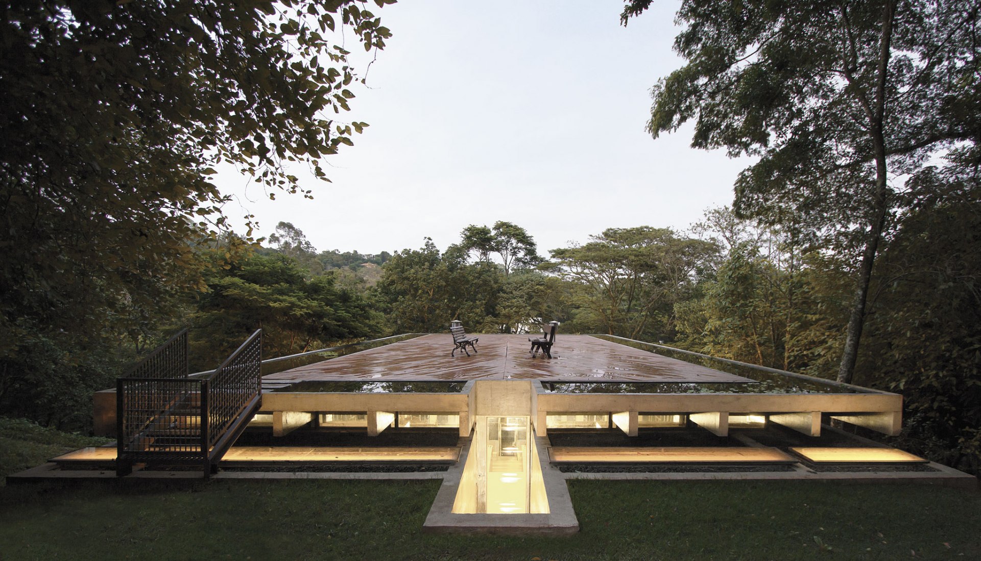 Library house in the vinhedo forest by  Atelier Branco. Photograph by Jaqueline Lessa.