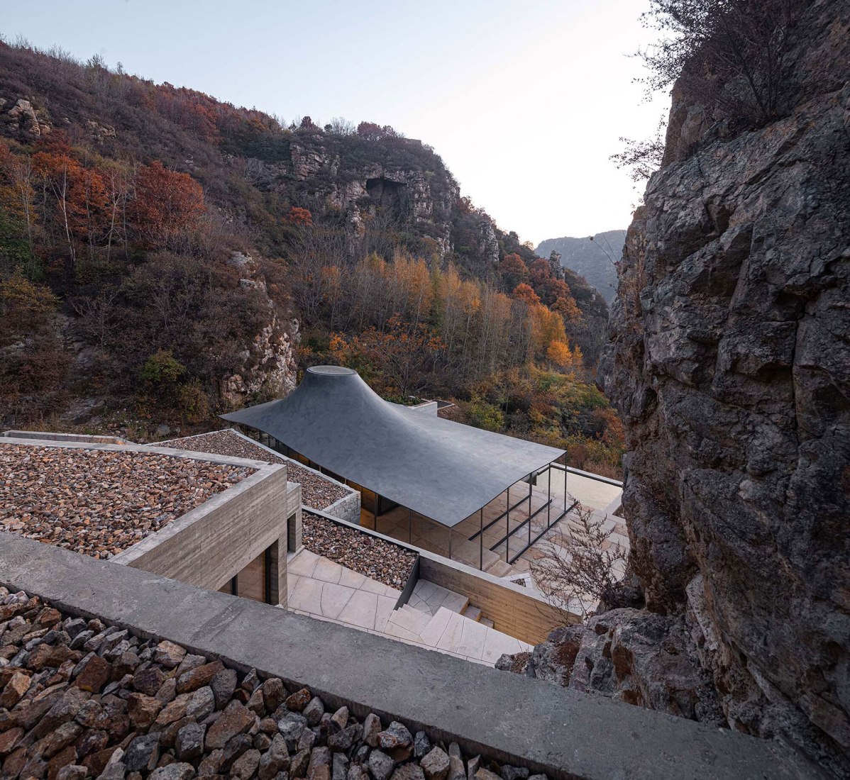 Golden Ridge Upper-cloister in Aranya Golden Mountain by Atelier Deshaus. Photograph by Shengliang Su.