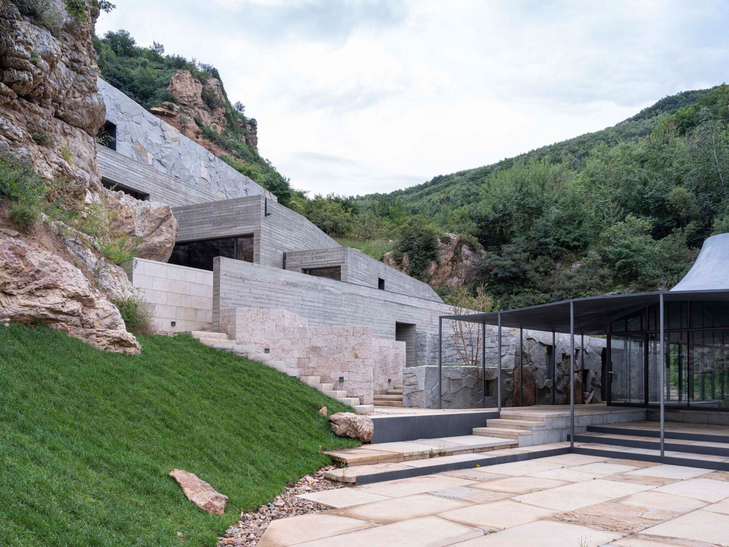 Golden Ridge Upper-cloister in Aranya Golden Mountain by Atelier Deshaus. Photograph by Fangfang Tian