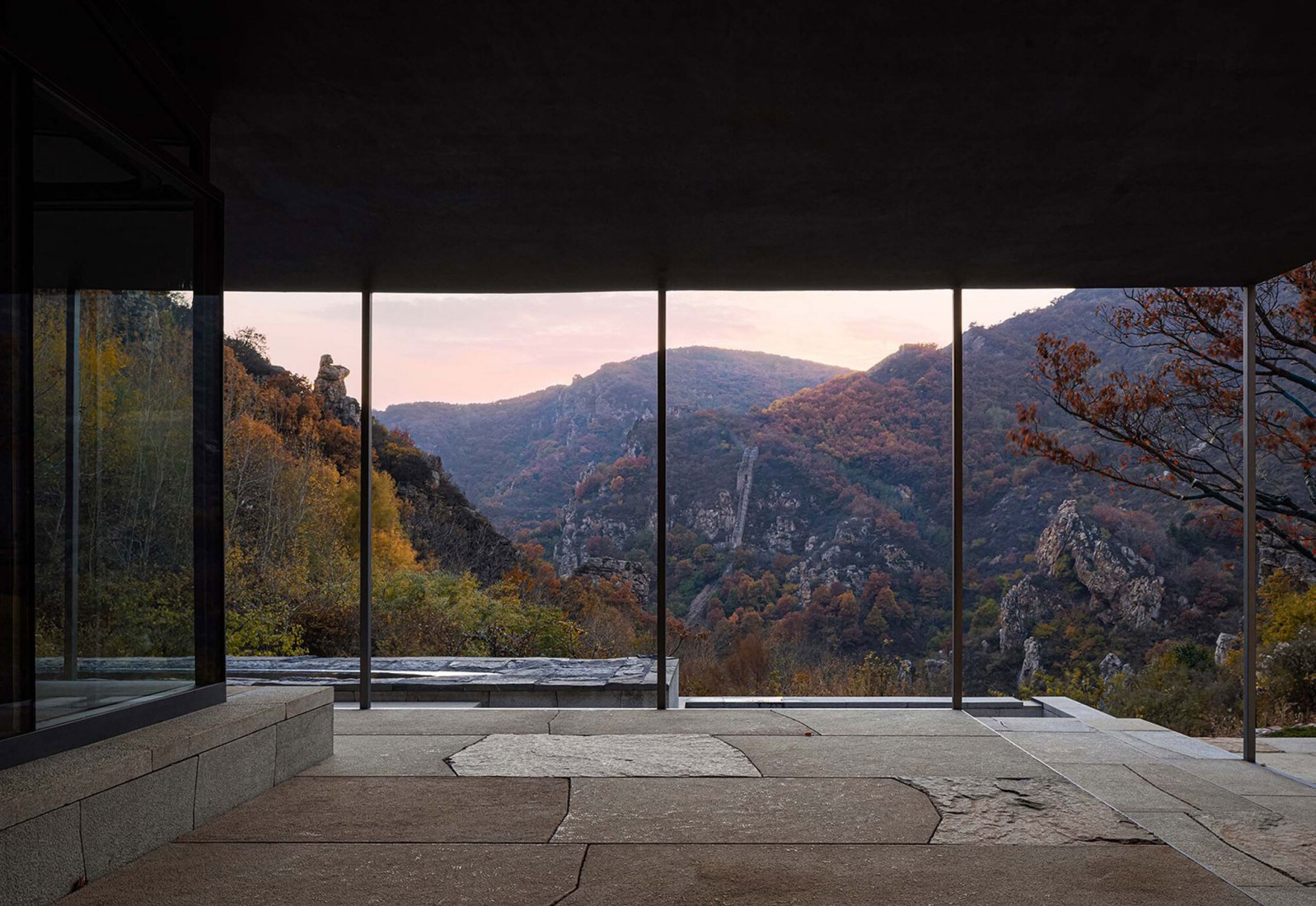 Golden Ridge Upper-cloister in Aranya Golden Mountain by Atelier Deshaus. Photograph by Shengliang Su.