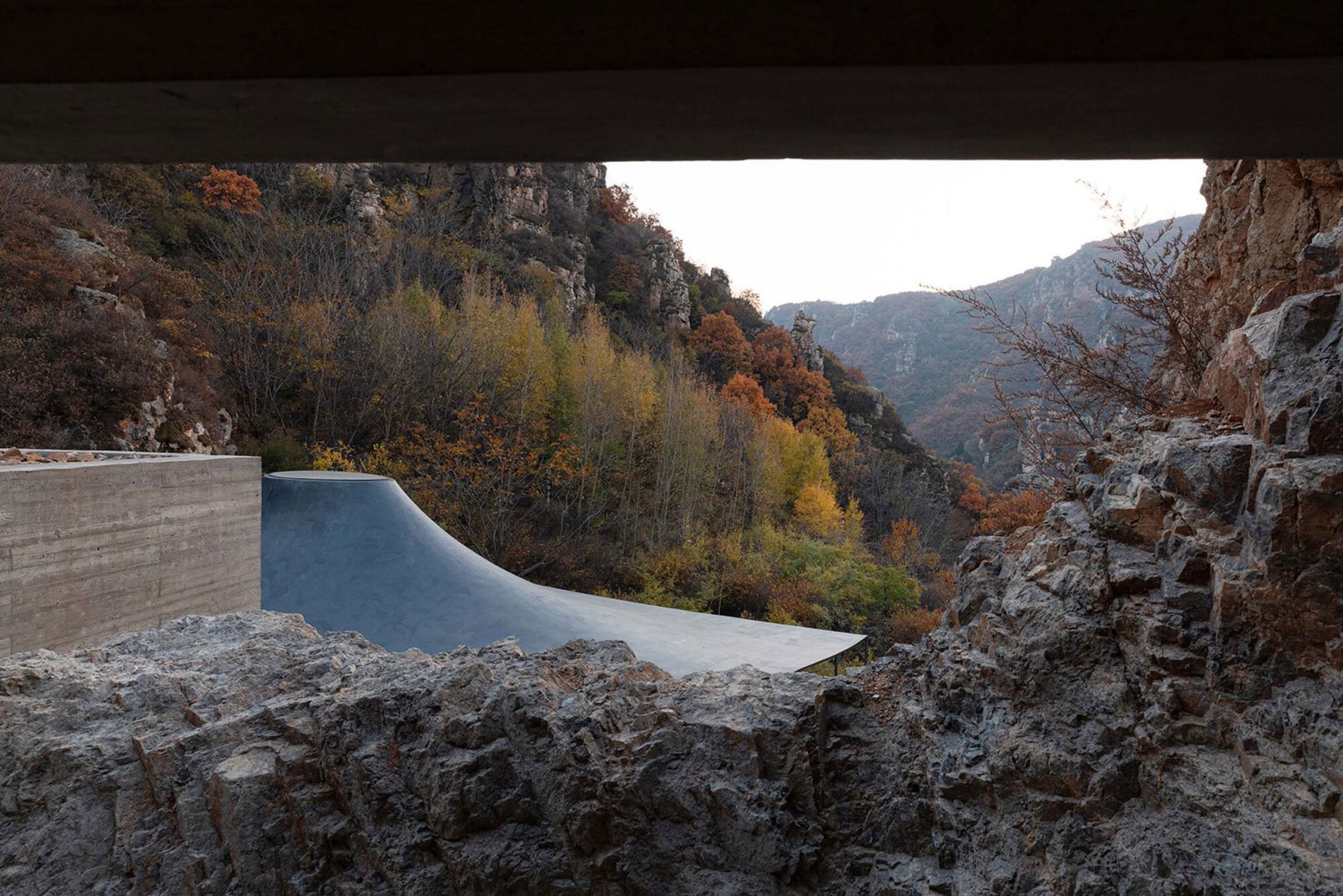 Golden Ridge Upper-cloister in Aranya Golden Mountain by Atelier Deshaus. Photograph by Shengliang Su.