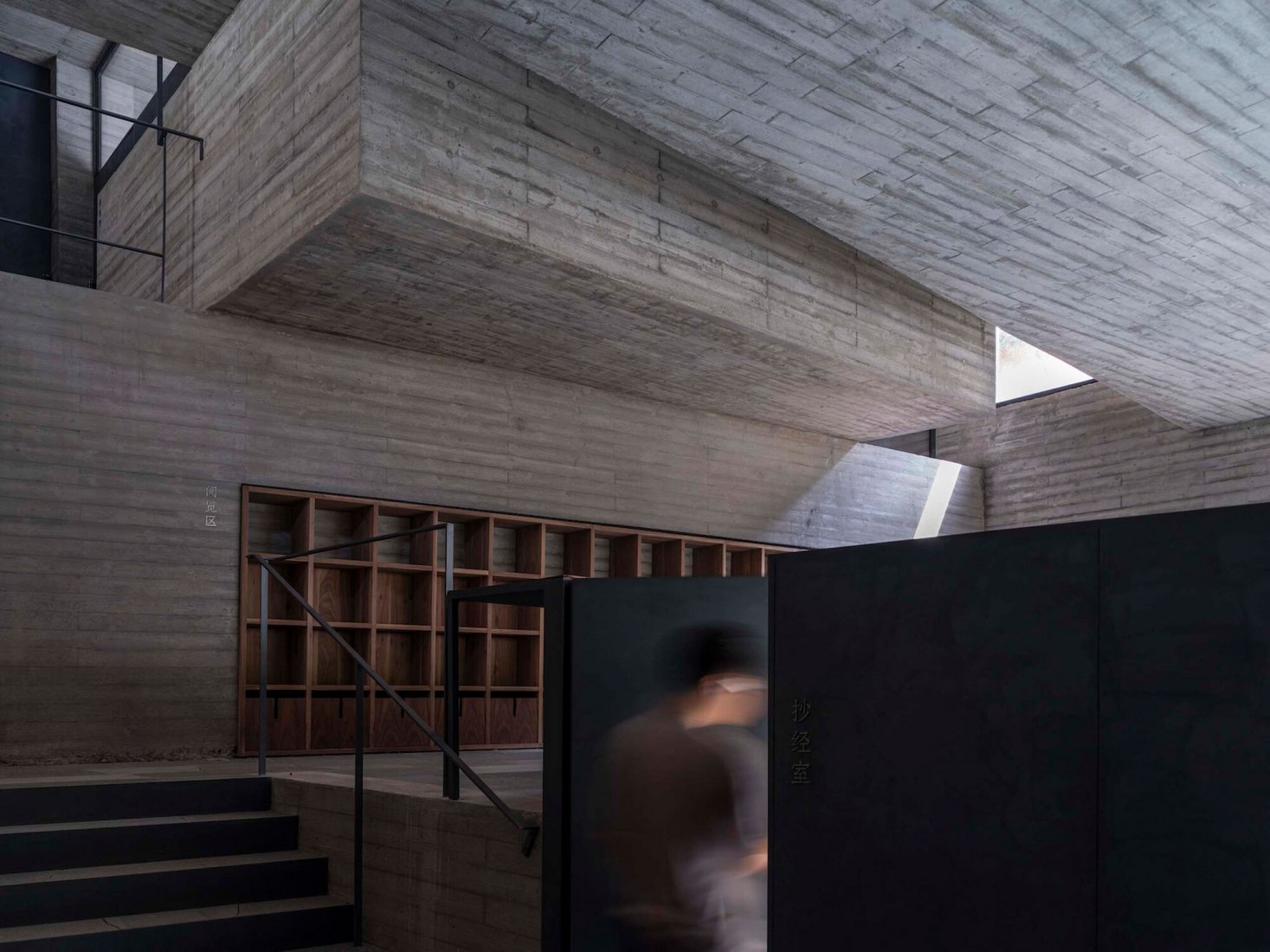 Golden Ridge Upper-cloister in Aranya Golden Mountain by Atelier Deshaus. Photograph by Fangfang Tian