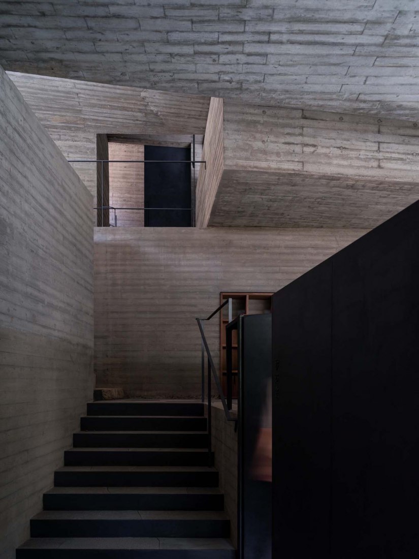 Golden Ridge Upper-cloister in Aranya Golden Mountain by Atelier Deshaus. Photograph by Fangfang Tian