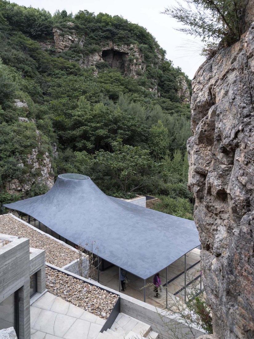 Golden Ridge Upper-cloister in Aranya Golden Mountain by Atelier Deshaus. Photograph by Fangfang Tian