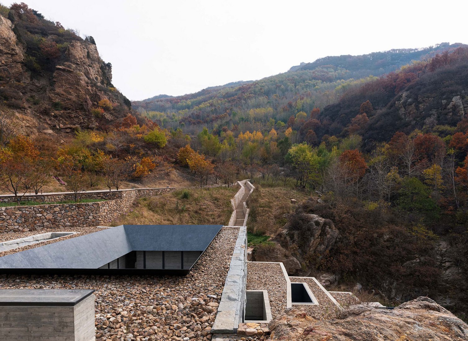 Golden Ridge Upper-cloister in Aranya Golden Mountain by Atelier Deshaus. Photograph by Shengliang Su.