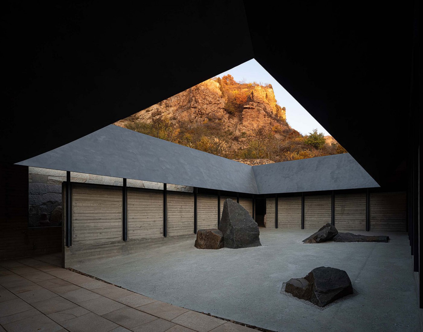 Golden Ridge Upper-cloister in Aranya Golden Mountain by Atelier Deshaus. Photograph by Shengliang Su.