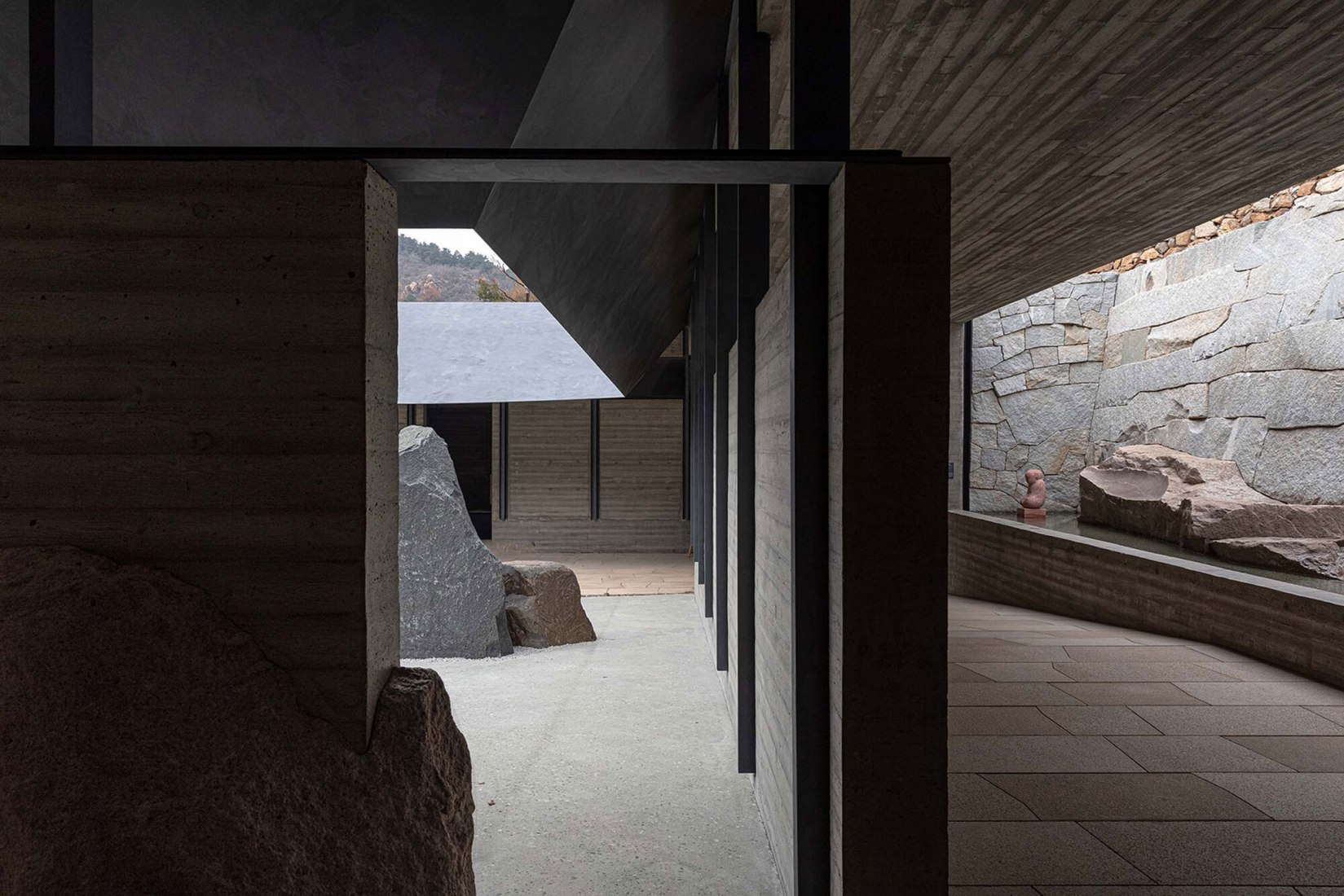Golden Ridge Upper-cloister in Aranya Golden Mountain by Atelier Deshaus. Photograph by Shengliang Su.