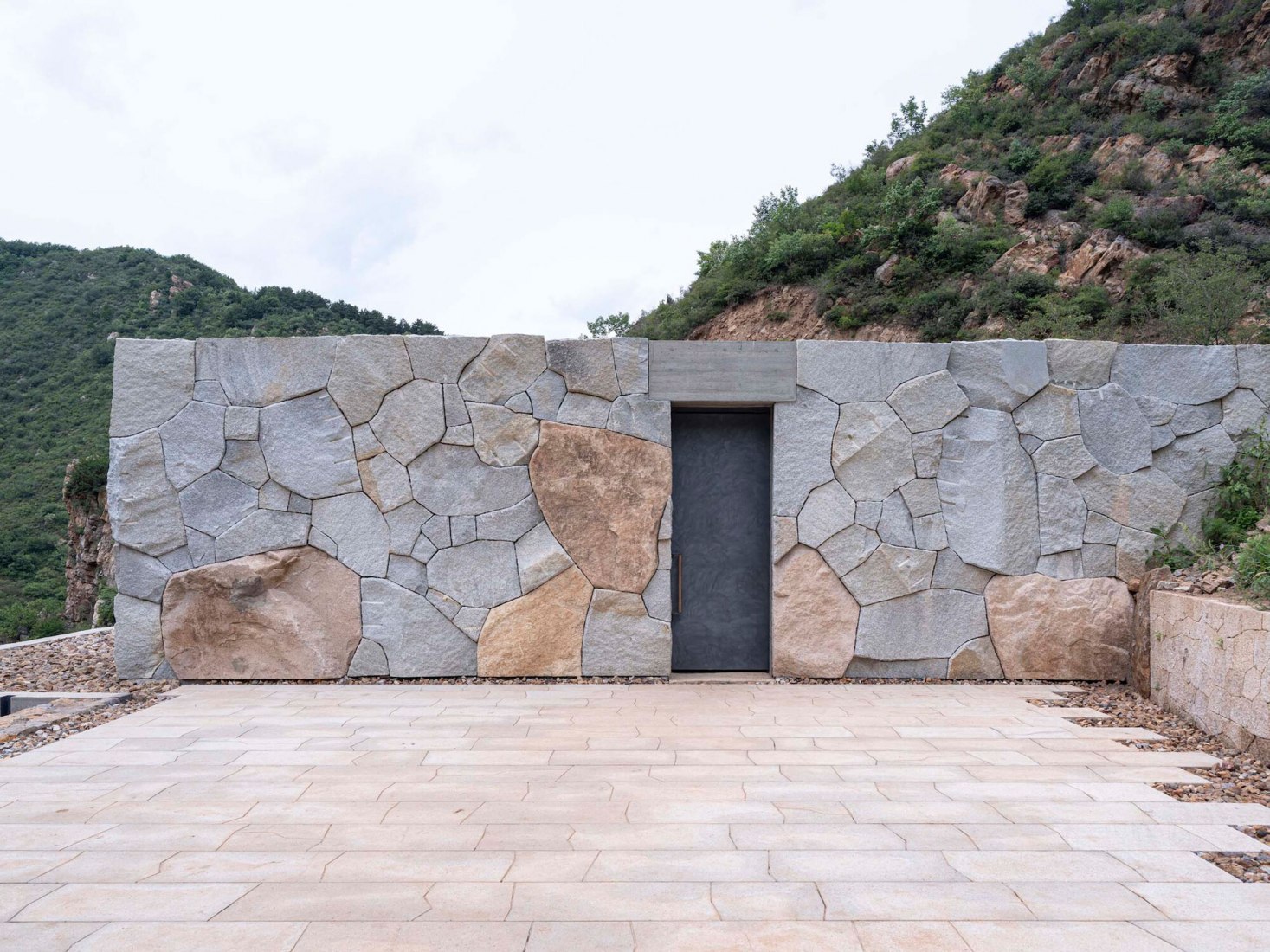 Golden Ridge Upper-cloister in Aranya Golden Mountain by Atelier Deshaus. Photograph by Fangfang Tian