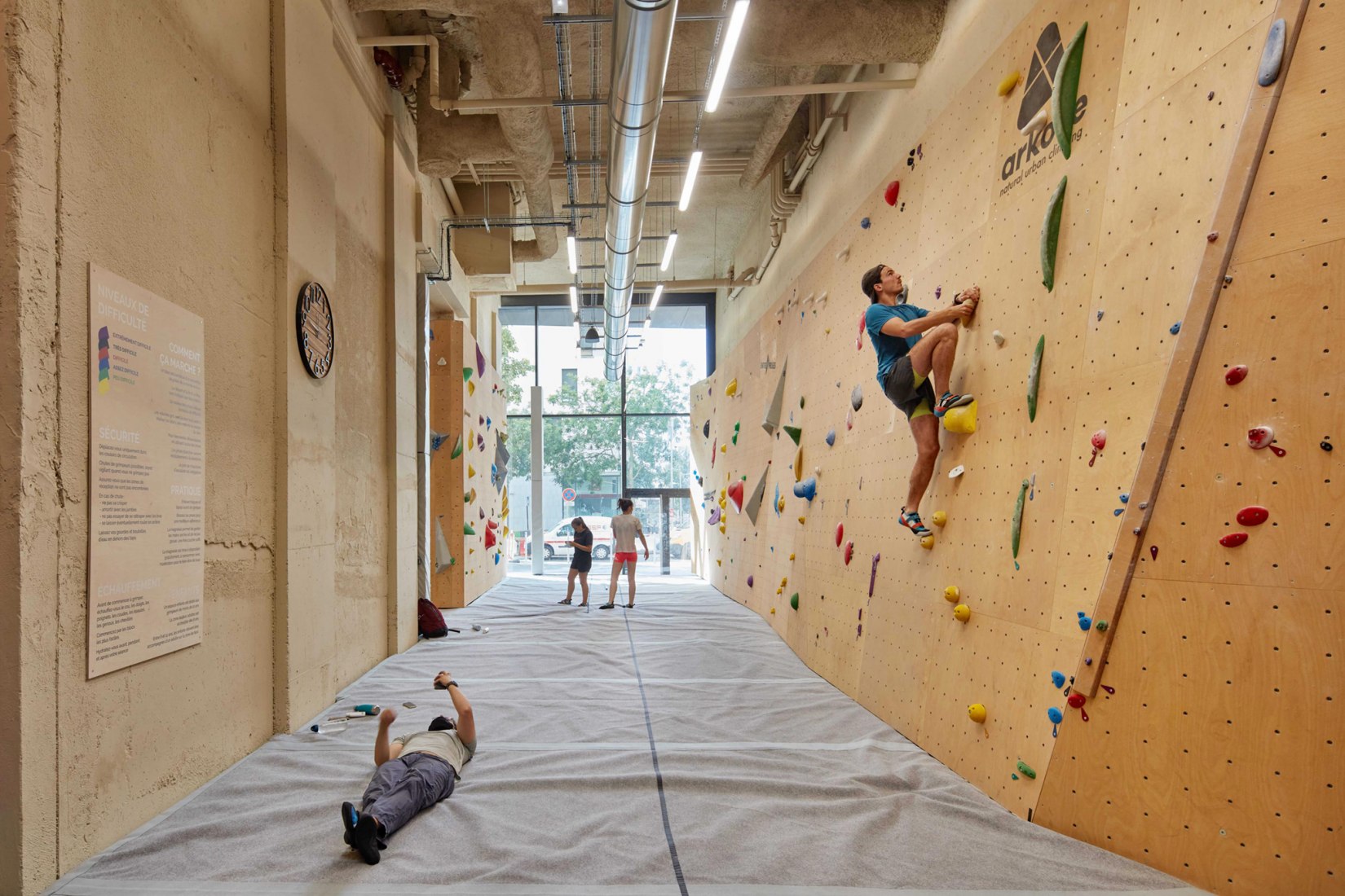 Restructuring of the Vieux Pont de Sèvres public passageways and climbing complex by Atelier du Pont. Photograph by Frédéric Delangle.
