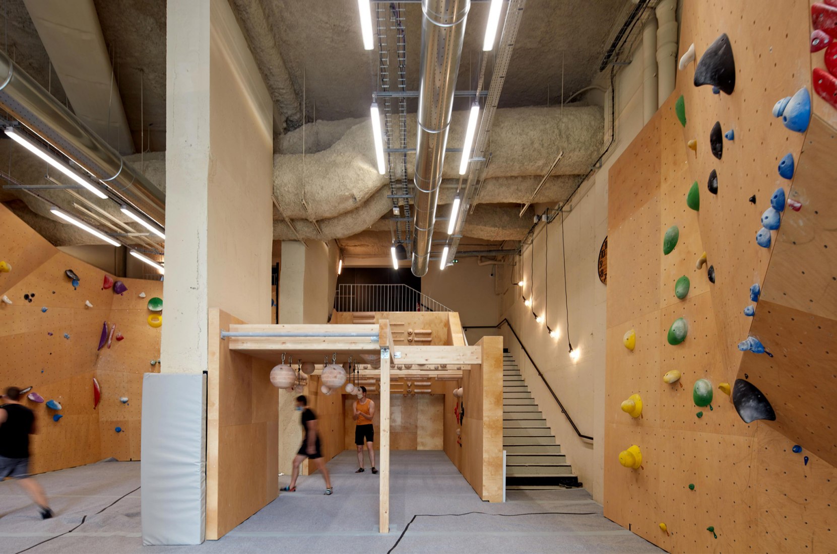 Restructuring of the Vieux Pont de Sèvres public passageways and climbing complex by Atelier du Pont. Photograph by Frédéric Delangle.