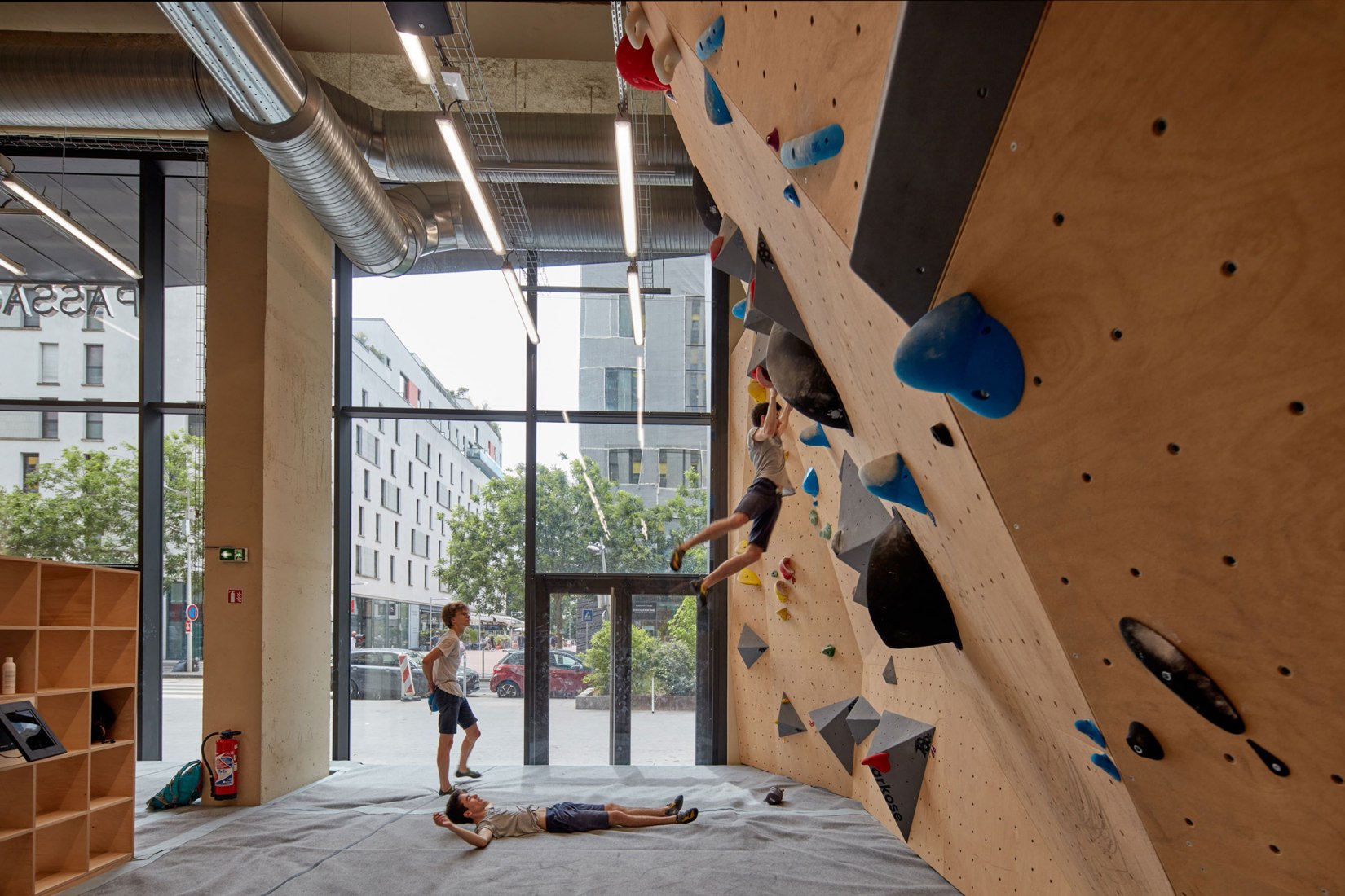 Restructuring of the Vieux Pont de Sèvres public passageways and climbing complex by Atelier du Pont. Photograph by Frédéric Delangle.