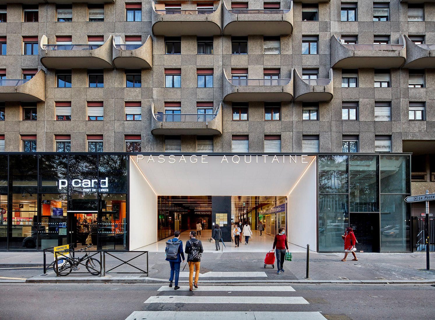 Restructuring of the Vieux Pont de Sèvres public passageways and climbing complex by Atelier du Pont. Photograph by Frédéric Delangle.