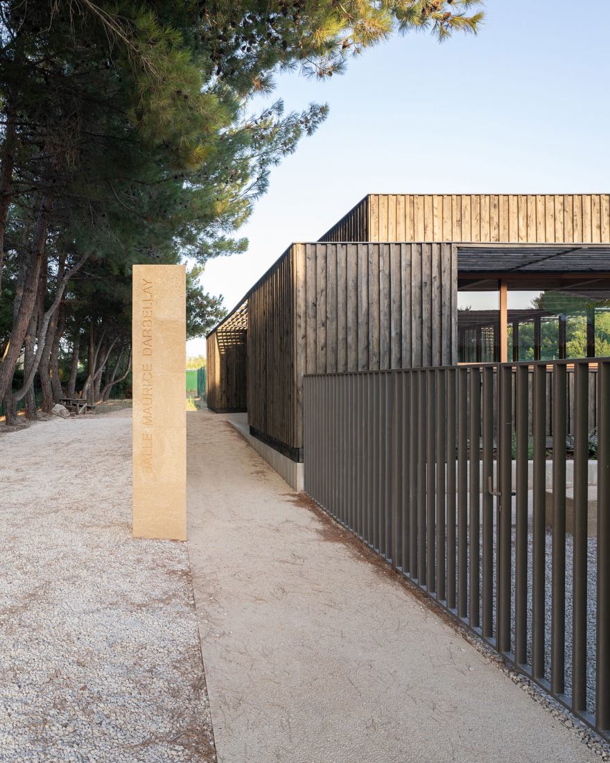 Sala Maurice Darbellay por Atelier Régis Roudil Architectes. Fotografía por Florence Vesval.