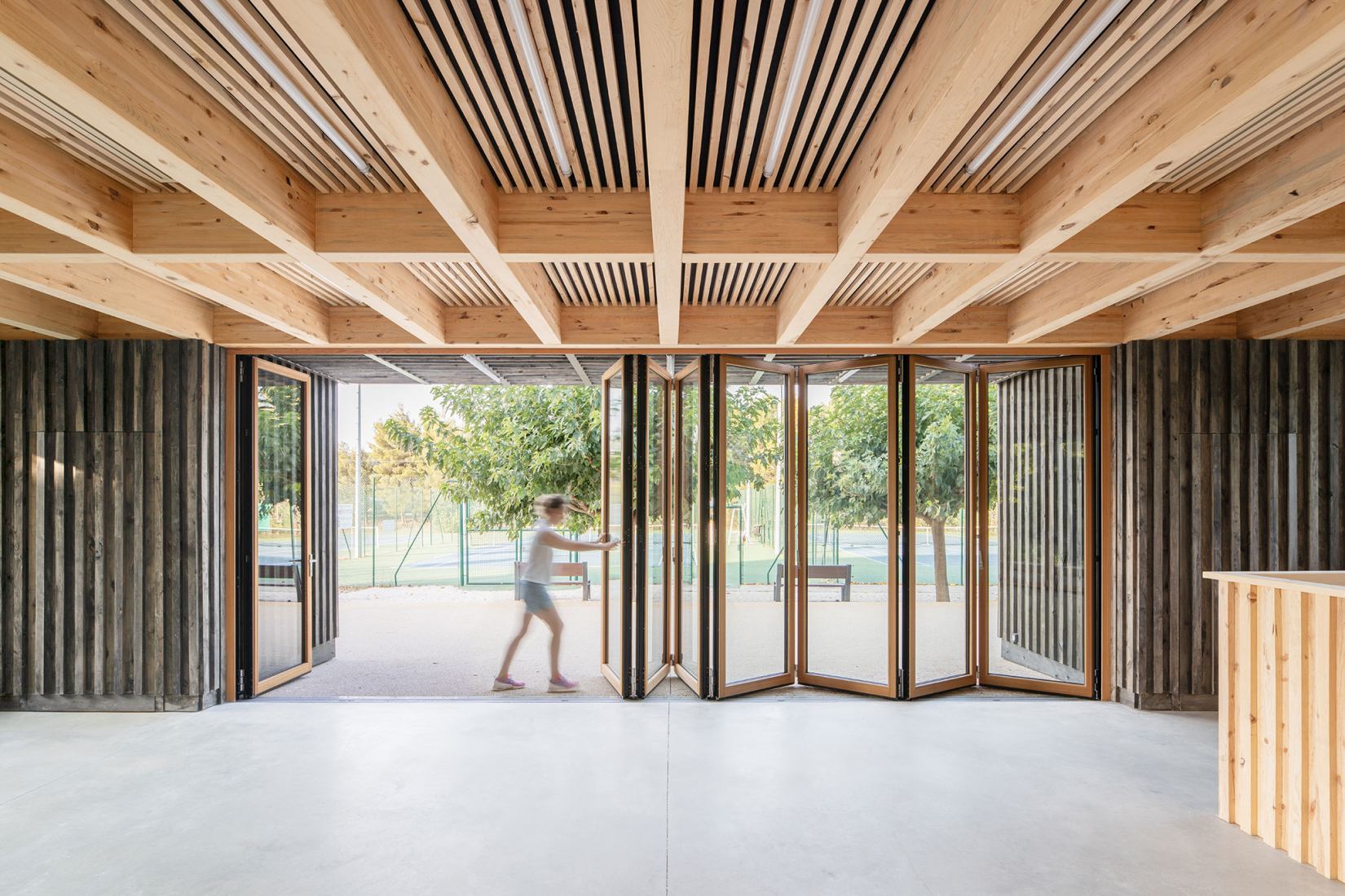 Sala Maurice Darbellay por Atelier Régis Roudil Architectes. Fotografía por Florence Vesval.