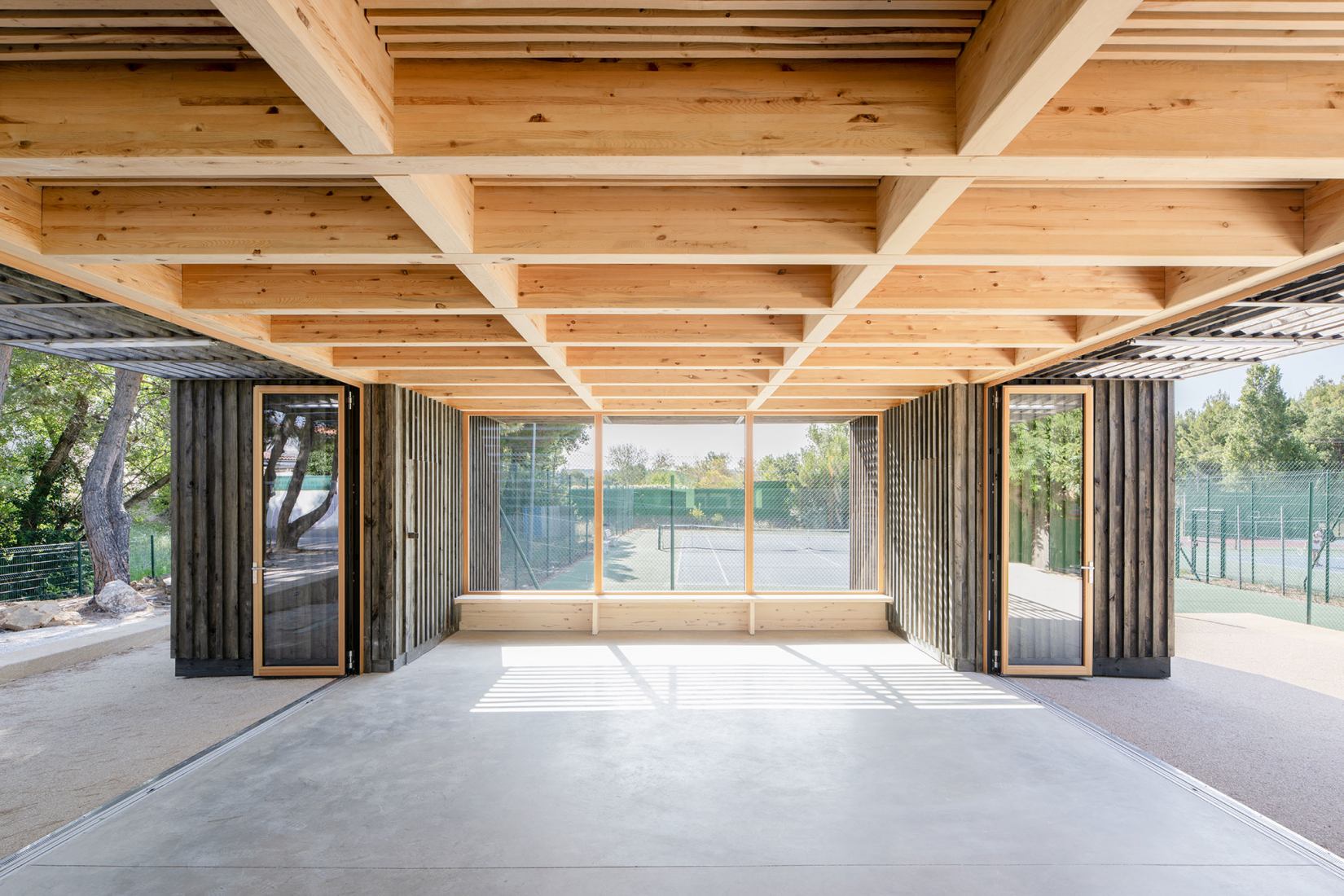 Sala Maurice Darbellay por Atelier Régis Roudil Architectes. Fotografía por Florence Vesval.