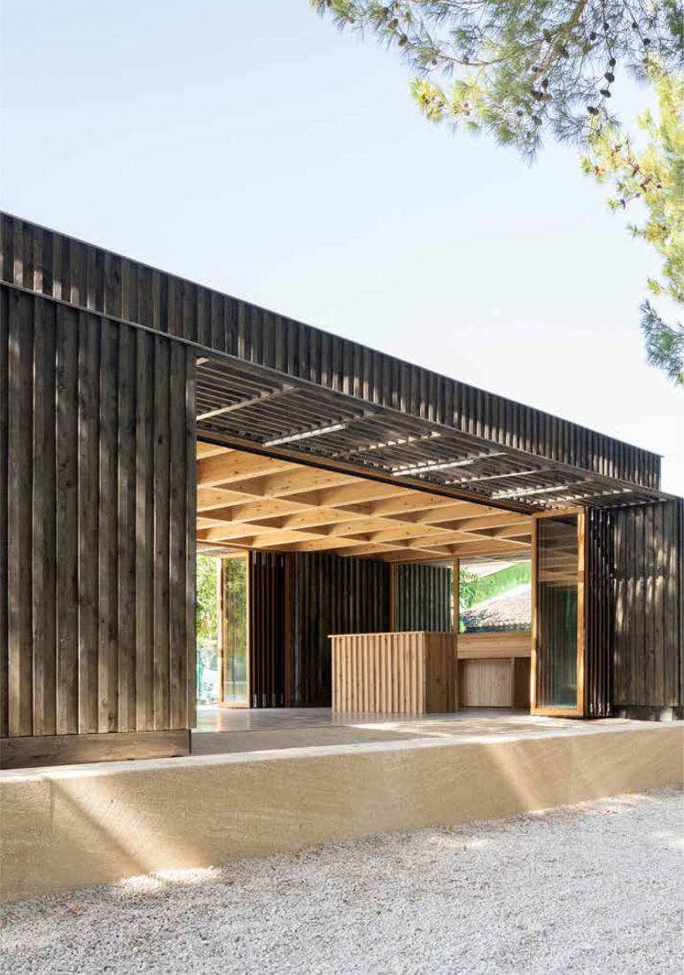 Sala Maurice Darbellay por Atelier Régis Roudil Architectes. Fotografía por Florence Vesval.