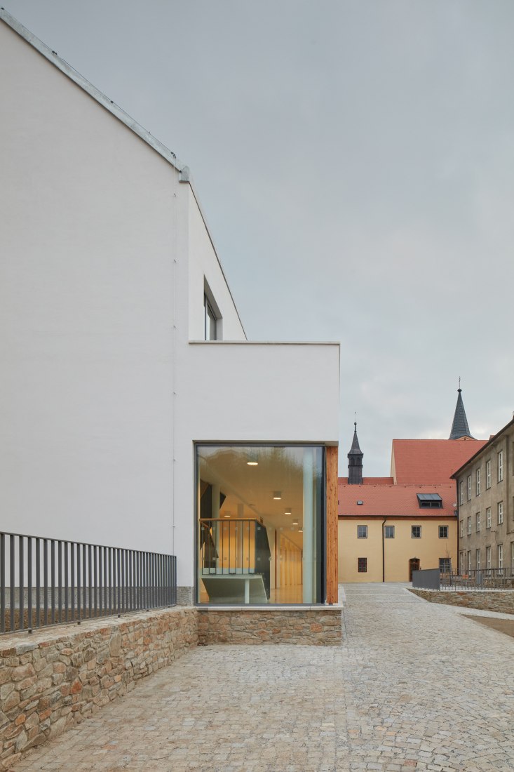 Extension of the Catholic Gymnasium in Třebíč by Atelier Tišnovka. Photograph by BoysPlayNice