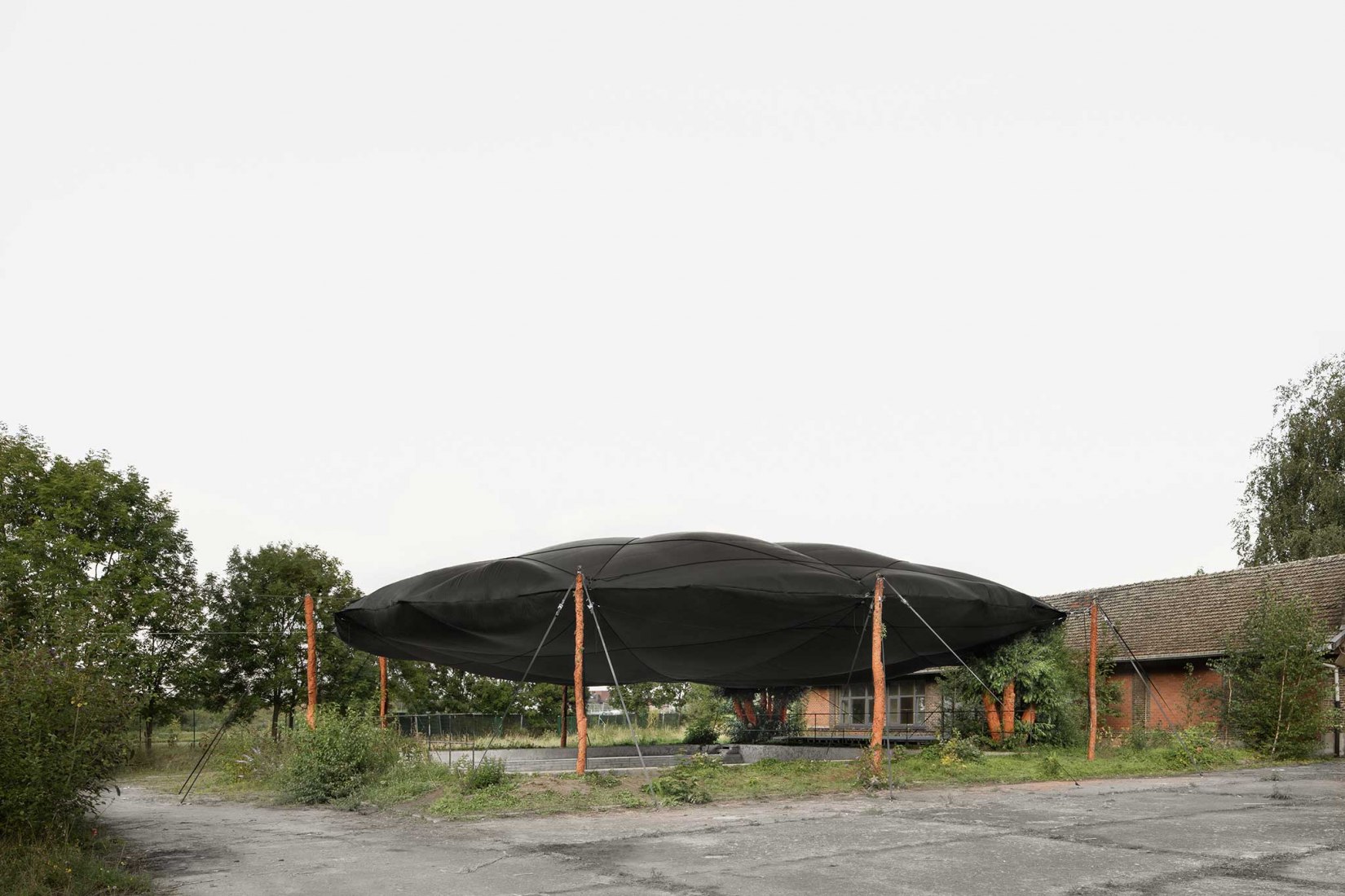 Techo para un cráter / Ceiling for a crater por Atelier Tomas Dirrix. Fotografía por Olmo Peeters, Illias Teirlinck, Maxim Verbueken, Jeroen Verrecht