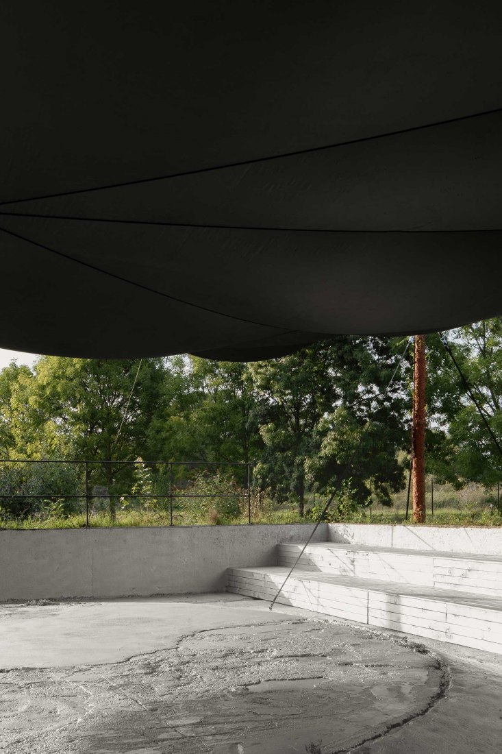 Techo para un cráter / Ceiling for a crater por Atelier Tomas Dirrix. Fotografía por Olmo Peeters, Illias Teirlinck, Maxim Verbueken, Jeroen Verrecht