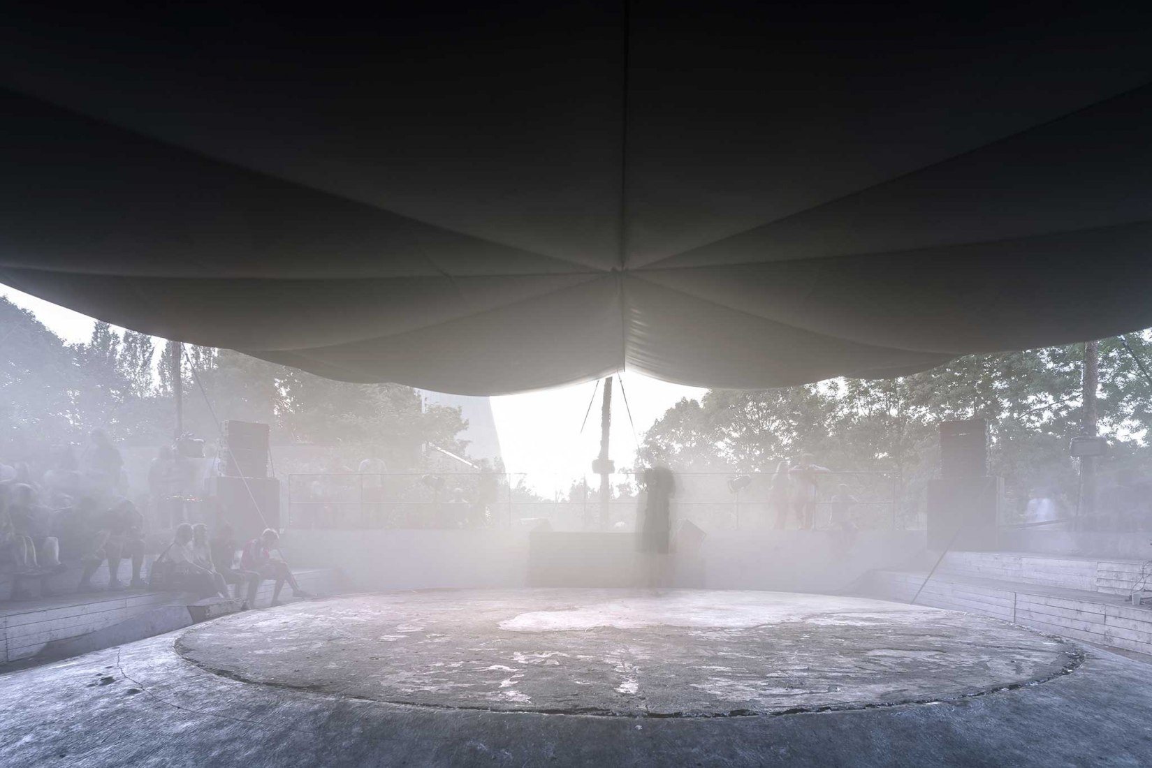 Techo para un cráter / Ceiling for a crater por Atelier Tomas Dirrix. Fotografía por Olmo Peeters, Illias Teirlinck, Maxim Verbueken, Jeroen Verrecht