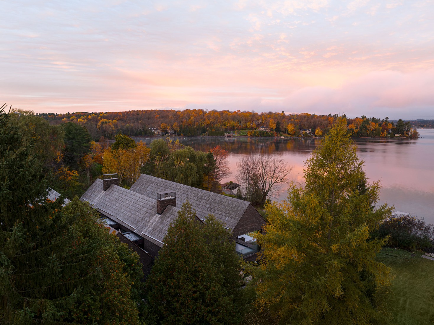 Residencia Lakeside Gallery por Atelier Échelle. Fotografía por Maxime Brouillet.