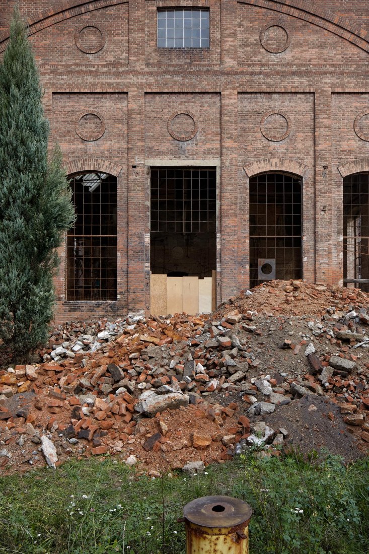 Vista exterior. Reconversión de la Boiler House por Atelier Hoffman. Fotografía © Jakub Skokan and Martin Tůma / BoysPlayNice