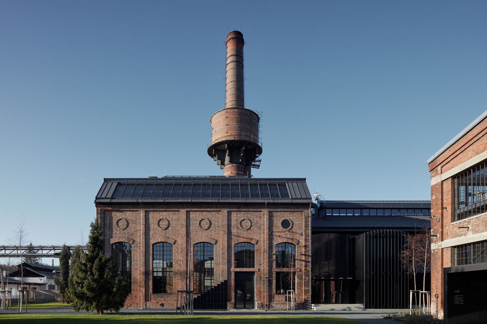 Vista exterior. Reconversión de la Boiler House por Atelier Hoffman. Fotografía © Jakub Skokan and Martin Tůma / BoysPlayNice