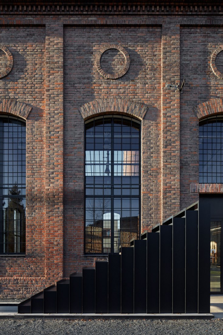 Vista exterior. Reconversión de la Boiler House por Atelier Hoffman. Fotografía © Jakub Skokan and Martin Tůma / BoysPlayNice